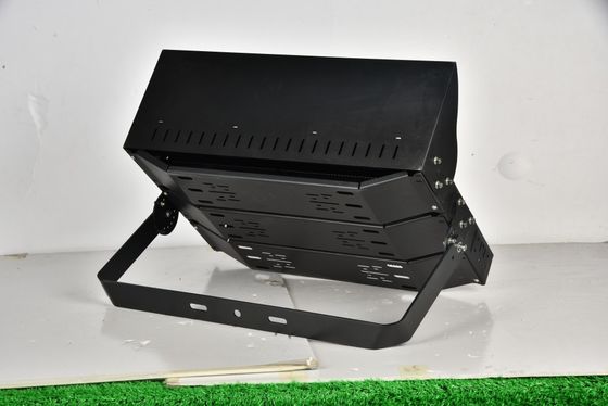 مصباح ملعب LED 750 واط مع حامل، بتصنيف IP67 لمقاومة الماء وعمر افتراضي 50000 ساعة لملاعب الكرة والصالات الرياضية
